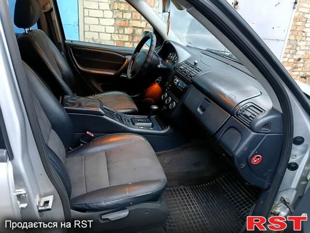 Серый Мерседес МЛ класс, объемом двигателя 2.7 л и пробегом 350 тыс. км за 2850 $, фото 7 на Automoto.ua