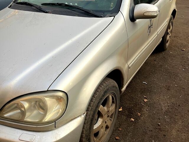 Серый Мерседес МЛ класс, объемом двигателя 4 л и пробегом 400 тыс. км за 4300 $, фото 1 на Automoto.ua