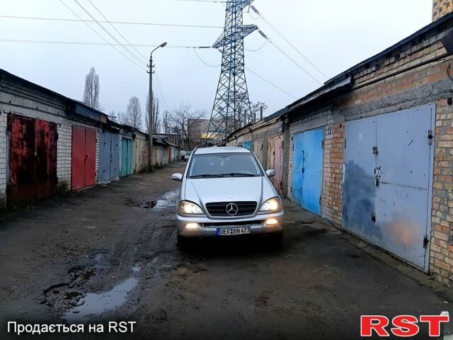 Серый Мерседес МЛ класс, объемом двигателя 2.7 л и пробегом 350 тыс. км за 2850 $, фото 1 на Automoto.ua