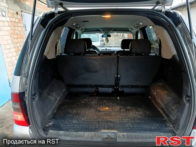 Серый Мерседес МЛ класс, объемом двигателя 2.7 л и пробегом 350 тыс. км за 2850 $, фото 5 на Automoto.ua