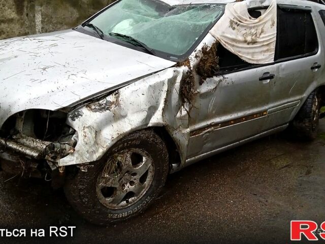 Серый Мерседес МЛ класс, объемом двигателя 2.7 л и пробегом 300 тыс. км за 3500 $, фото 2 на Automoto.ua