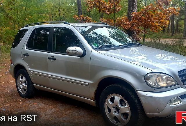 Серый Мерседес МЛ класс, объемом двигателя 2.7 л и пробегом 342 тыс. км за 3700 $, фото 2 на Automoto.ua