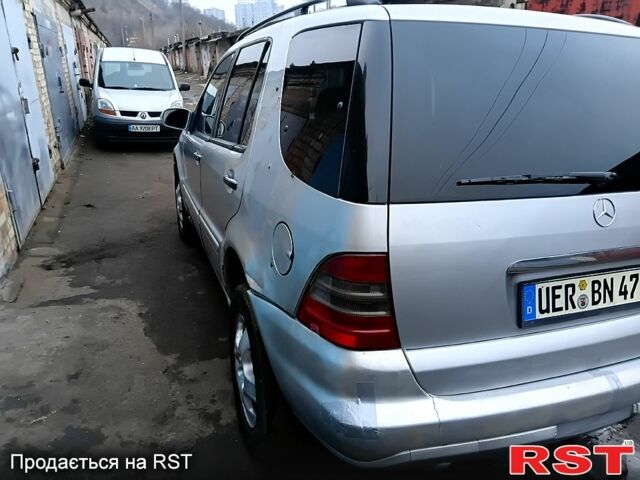 Серый Мерседес МЛ класс, объемом двигателя 2.7 л и пробегом 350 тыс. км за 2850 $, фото 4 на Automoto.ua