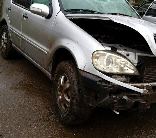 Серый Мерседес МЛ класс, объемом двигателя 2.7 л и пробегом 300 тыс. км за 3500 $, фото 1 на Automoto.ua