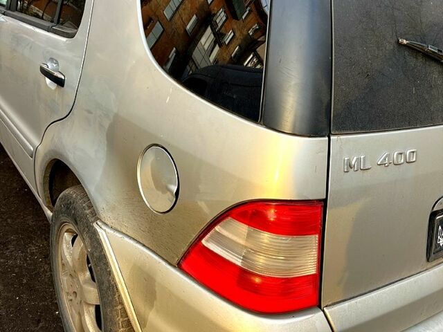 Серый Мерседес МЛ класс, объемом двигателя 4 л и пробегом 400 тыс. км за 4300 $, фото 3 на Automoto.ua