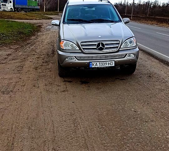 Серый Мерседес МЛ класс, объемом двигателя 2.7 л и пробегом 260 тыс. км за 7900 $, фото 2 на Automoto.ua