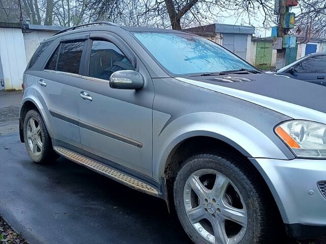 Серый Мерседес МЛ класс, объемом двигателя 3.5 л и пробегом 308 тыс. км за 6500 $, фото 6 на Automoto.ua