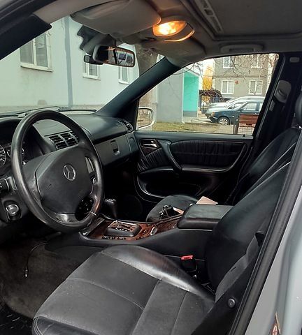 Серый Мерседес МЛ класс, объемом двигателя 2.7 л и пробегом 474 тыс. км за 7000 $, фото 1 на Automoto.ua