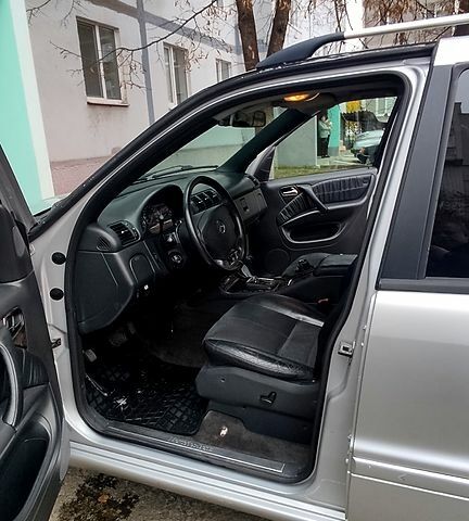 Серый Мерседес МЛ класс, объемом двигателя 2.7 л и пробегом 474 тыс. км за 7000 $, фото 4 на Automoto.ua