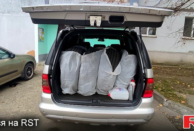 Серый Мерседес МЛ класс, объемом двигателя 2.7 л и пробегом 474 тыс. км за 7000 $, фото 2 на Automoto.ua