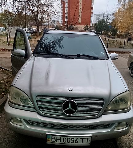 Серый Мерседес МЛ класс, объемом двигателя 2.7 л и пробегом 474 тыс. км за 7000 $, фото 3 на Automoto.ua