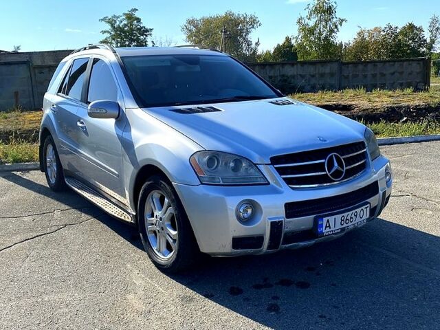 Серый Мерседес МЛ класс, объемом двигателя 3.5 л и пробегом 370 тыс. км за 10000 $, фото 5 на Automoto.ua