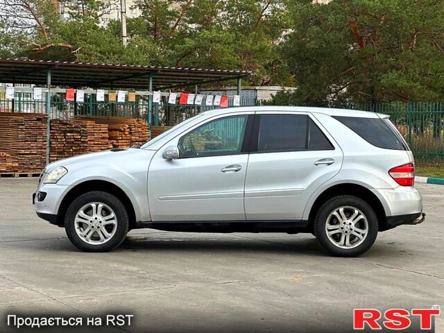 Сірий Мерседес МЛ класс, об'ємом двигуна 3 л та пробігом 435 тис. км за 6000 $, фото 4 на Automoto.ua