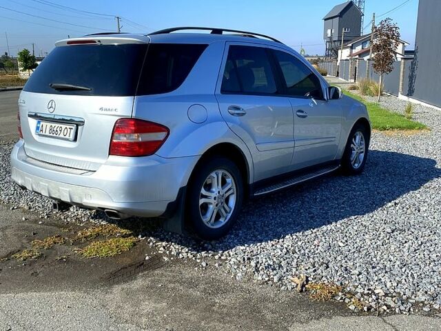 Серый Мерседес МЛ класс, объемом двигателя 3.5 л и пробегом 370 тыс. км за 10000 $, фото 1 на Automoto.ua