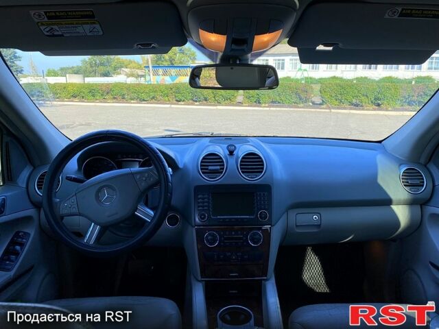 Серый Мерседес МЛ класс, объемом двигателя 3.5 л и пробегом 370 тыс. км за 10000 $, фото 7 на Automoto.ua