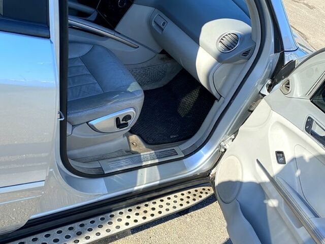 Серый Мерседес МЛ класс, объемом двигателя 3.5 л и пробегом 370 тыс. км за 10000 $, фото 11 на Automoto.ua