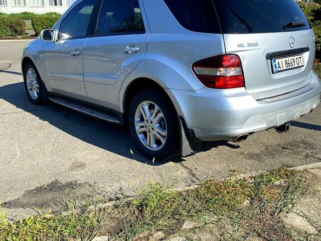 Серый Мерседес МЛ класс, объемом двигателя 3.5 л и пробегом 370 тыс. км за 10000 $, фото 6 на Automoto.ua