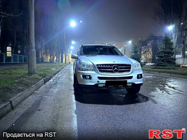 Серый Мерседес МЛ класс, объемом двигателя 3 л и пробегом 140 тыс. км за 7800 $, фото 9 на Automoto.ua