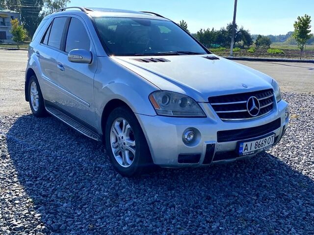 Серый Мерседес МЛ класс, объемом двигателя 3.5 л и пробегом 370 тыс. км за 10000 $, фото 8 на Automoto.ua