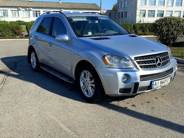 Серый Мерседес МЛ класс, объемом двигателя 3.5 л и пробегом 370 тыс. км за 10000 $, фото 4 на Automoto.ua