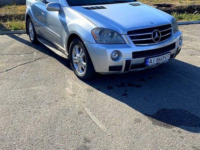 Серый Мерседес МЛ класс, объемом двигателя 3.5 л и пробегом 370 тыс. км за 10000 $, фото 3 на Automoto.ua