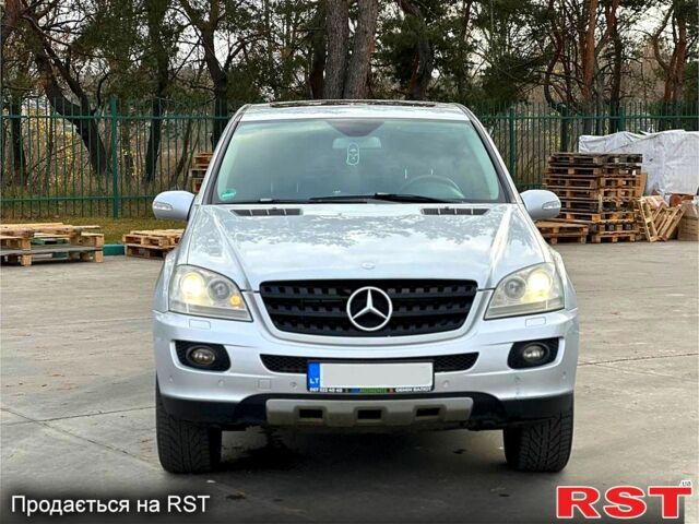 Сірий Мерседес МЛ класс, об'ємом двигуна 3 л та пробігом 435 тис. км за 6000 $, фото 1 на Automoto.ua