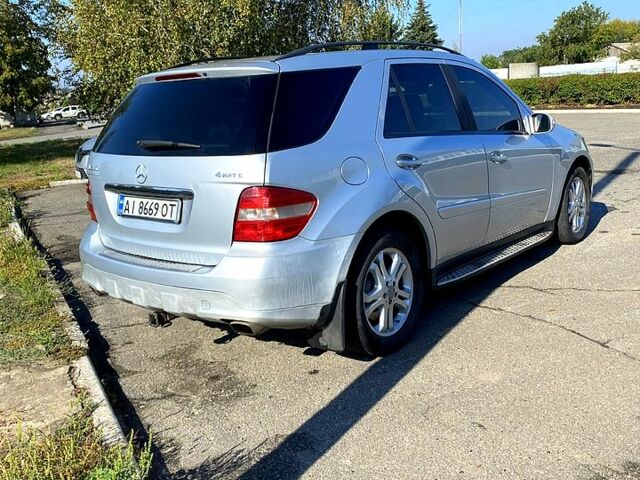 Серый Мерседес МЛ класс, объемом двигателя 3.5 л и пробегом 370 тыс. км за 10000 $, фото 9 на Automoto.ua