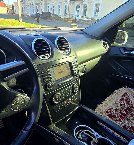 Серый Мерседес МЛ класс, объемом двигателя 3 л и пробегом 450 тыс. км за 10750 $, фото 9 на Automoto.ua