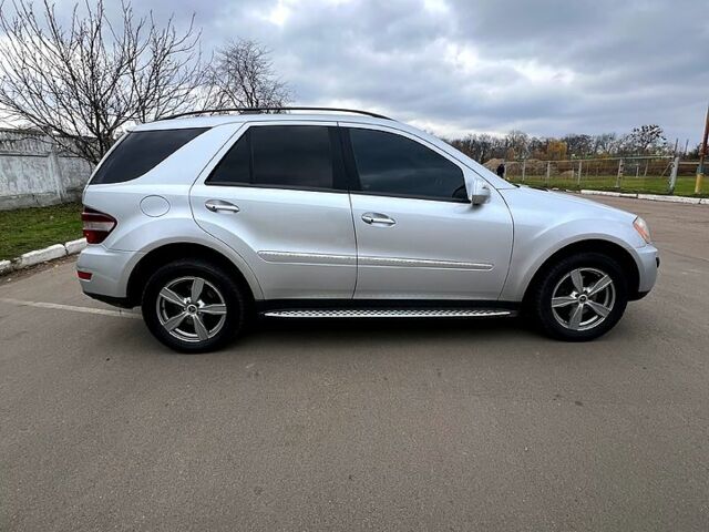 Серый Мерседес МЛ класс, объемом двигателя 3.5 л и пробегом 248 тыс. км за 10599 $, фото 5 на Automoto.ua