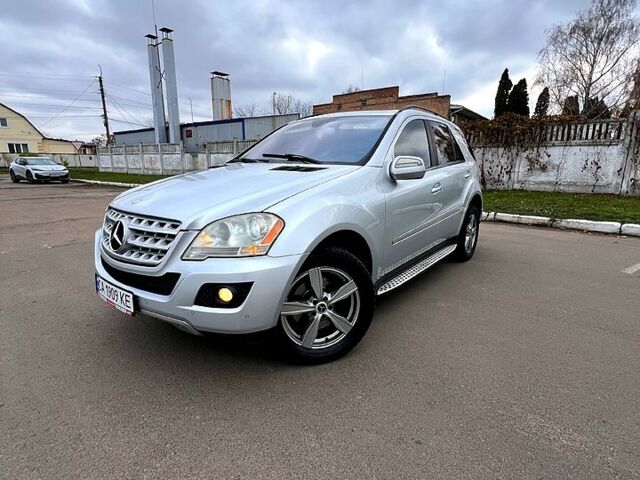 Серый Мерседес МЛ класс, объемом двигателя 3.5 л и пробегом 248 тыс. км за 10599 $, фото 1 на Automoto.ua