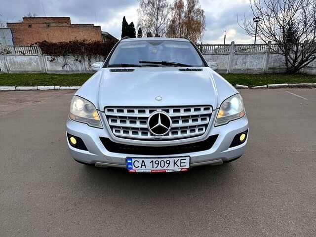 Серый Мерседес МЛ класс, объемом двигателя 3.5 л и пробегом 248 тыс. км за 10599 $, фото 6 на Automoto.ua