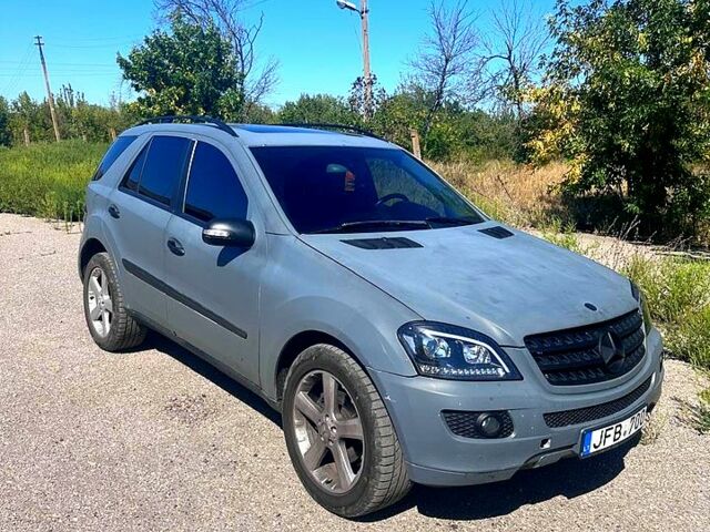 Серый Мерседес МЛ класс, объемом двигателя 3 л и пробегом 250 тыс. км за 6000 $, фото 1 на Automoto.ua