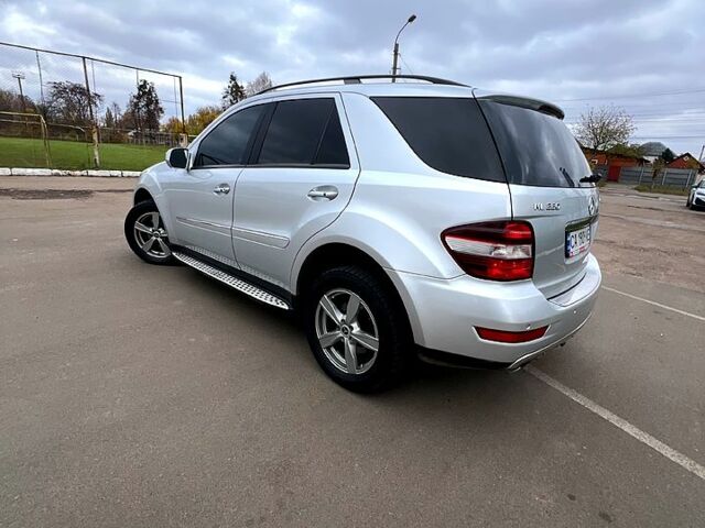 Серый Мерседес МЛ класс, объемом двигателя 3.5 л и пробегом 248 тыс. км за 10599 $, фото 3 на Automoto.ua