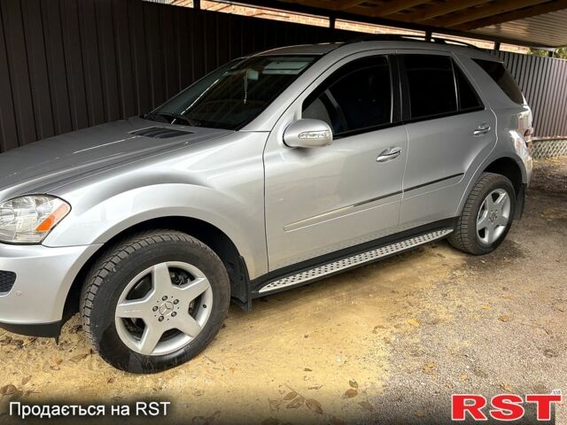 Сірий Мерседес МЛ класс, об'ємом двигуна 3 л та пробігом 261 тис. км за 15500 $, фото 5 на Automoto.ua