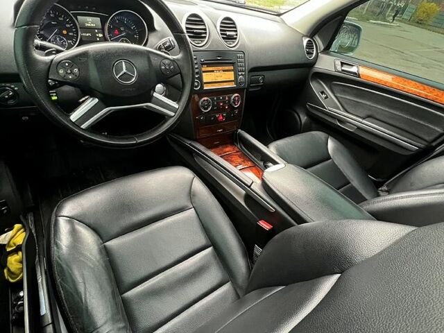 Серый Мерседес МЛ класс, объемом двигателя 3.5 л и пробегом 248 тыс. км за 10599 $, фото 9 на Automoto.ua