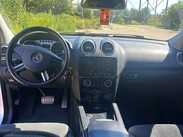 Серый Мерседес МЛ класс, объемом двигателя 3 л и пробегом 250 тыс. км за 6000 $, фото 7 на Automoto.ua