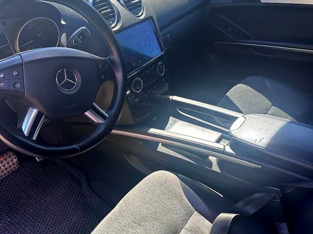 Серый Мерседес МЛ класс, объемом двигателя 3 л и пробегом 250 тыс. км за 6000 $, фото 5 на Automoto.ua