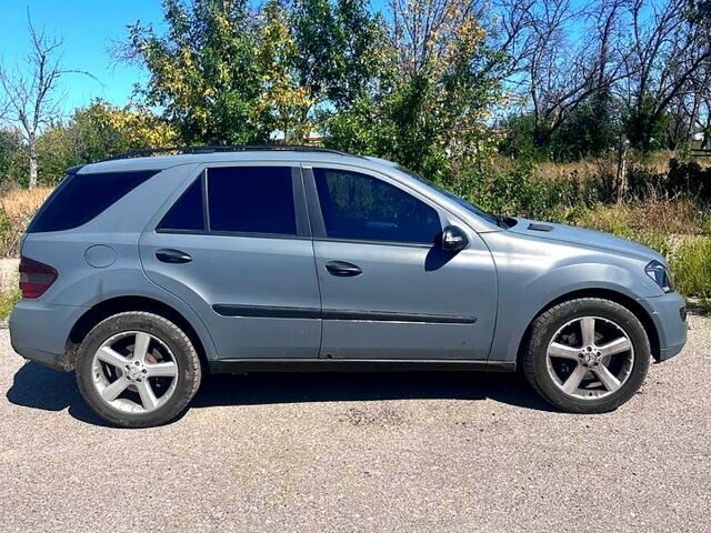 Серый Мерседес МЛ класс, объемом двигателя 3 л и пробегом 250 тыс. км за 6000 $, фото 3 на Automoto.ua