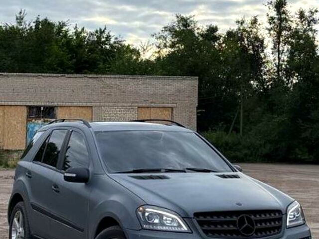 Серый Мерседес МЛ класс, объемом двигателя 3 л и пробегом 250 тыс. км за 5500 $, фото 1 на Automoto.ua