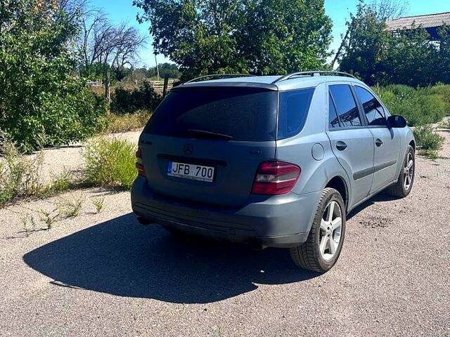 Серый Мерседес МЛ класс, объемом двигателя 3 л и пробегом 250 тыс. км за 6000 $, фото 2 на Automoto.ua