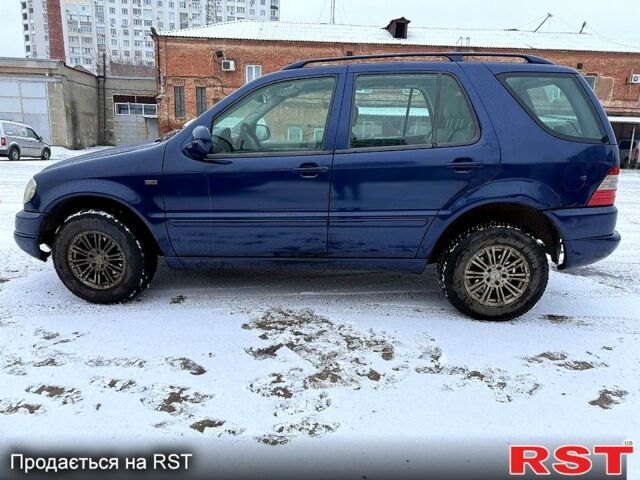 Синій Мерседес МЛ класс, об'ємом двигуна 2.7 л та пробігом 278 тис. км за 3700 $, фото 1 на Automoto.ua