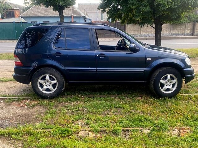 Синій Мерседес МЛ класс, об'ємом двигуна 3.2 л та пробігом 319 тис. км за 5300 $, фото 4 на Automoto.ua