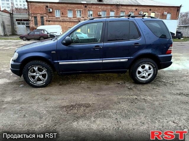 Синий Мерседес МЛ класс, объемом двигателя 2.7 л и пробегом 243 тыс. км за 3600 $, фото 1 на Automoto.ua