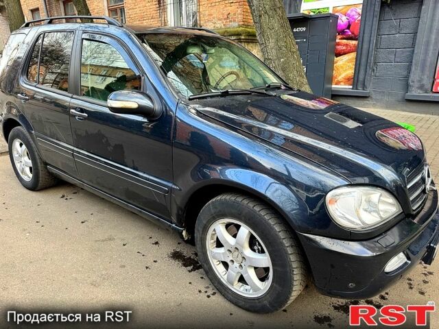 Синий Мерседес МЛ класс, объемом двигателя 4 л и пробегом 200 тыс. км за 4500 $, фото 1 на Automoto.ua