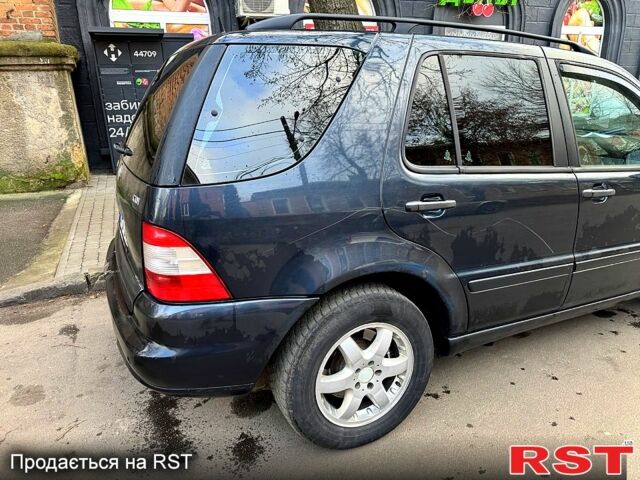 Синий Мерседес МЛ класс, объемом двигателя 4 л и пробегом 200 тыс. км за 4500 $, фото 2 на Automoto.ua