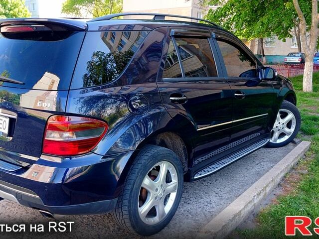 Синій Мерседес МЛ класс, об'ємом двигуна 3 л та пробігом 260 тис. км за 14600 $, фото 1 на Automoto.ua