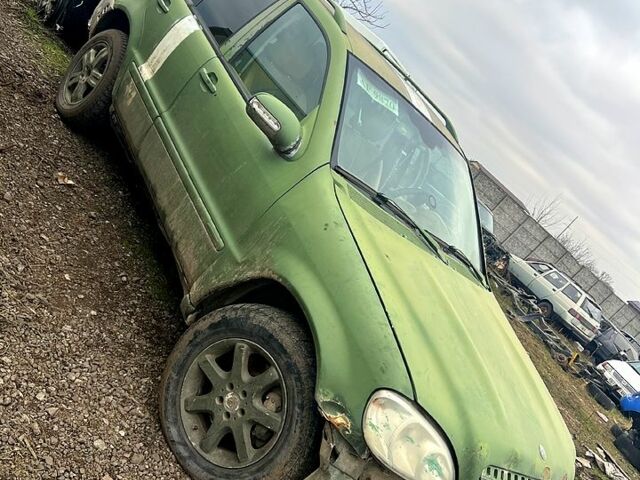 Зеленый Мерседес МЛ класс, объемом двигателя 4 л и пробегом 300 тыс. км за 2999 $, фото 1 на Automoto.ua