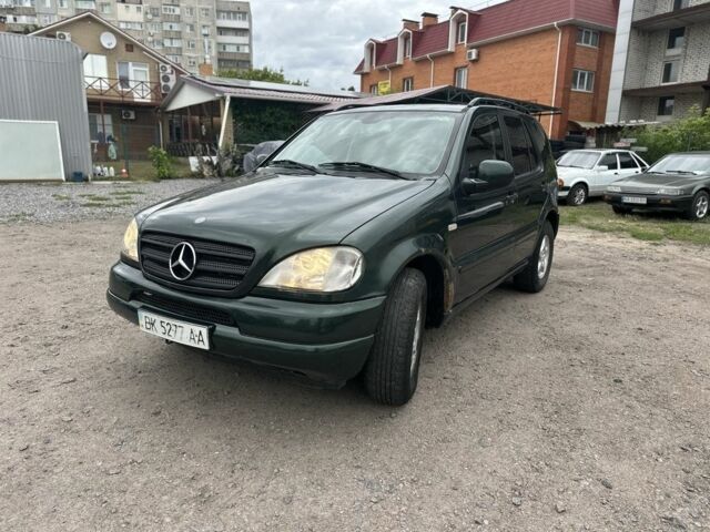Білий Мерседес МЛ, об'ємом двигуна 4 л та пробігом 300 тис. км за 4500 $, фото 2 на Automoto.ua