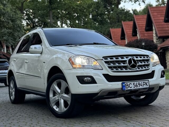 Белый Мерседес МЛ, объемом двигателя 3 л и пробегом 255 тыс. км за 12950 $, фото 2 на Automoto.ua