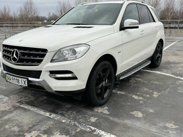 Белый Мерседес МЛ, объемом двигателя 3 л и пробегом 160 тыс. км за 22300 $, фото 2 на Automoto.ua